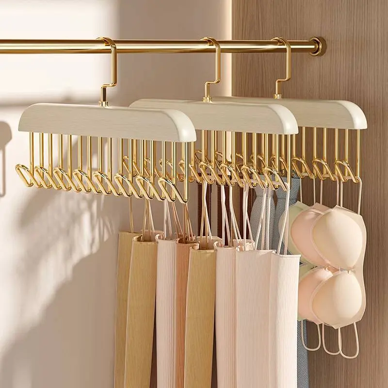 علاقة ملابس داخلية 