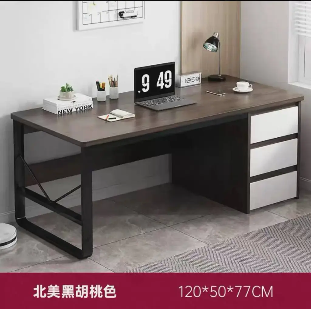 مكتب دراسي باللون البني