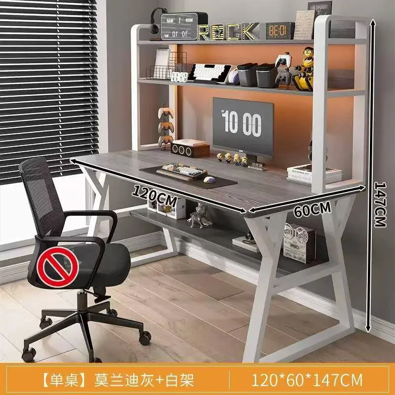 مكتب باللون سكني مع رفوف علوية