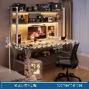 مكتب باللون سكني مع رفوف علوية